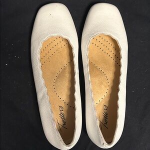 Trotters Women's Cream Flats new